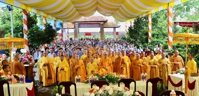 Chư tôn đức, đại diện chính quyền và Phật tử tham dự lễ bổ nhiệm Chư tôn đức, đại diện chính quyền và Phật tử tham dự lễ bổ nhiệm