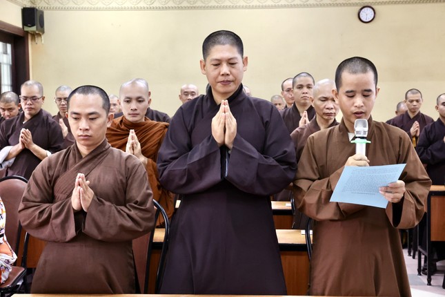 Đại đức Thích Đức Bảo đại diện tập thể học viên nhận học bổng phát biểu cảm tưởng tri ân