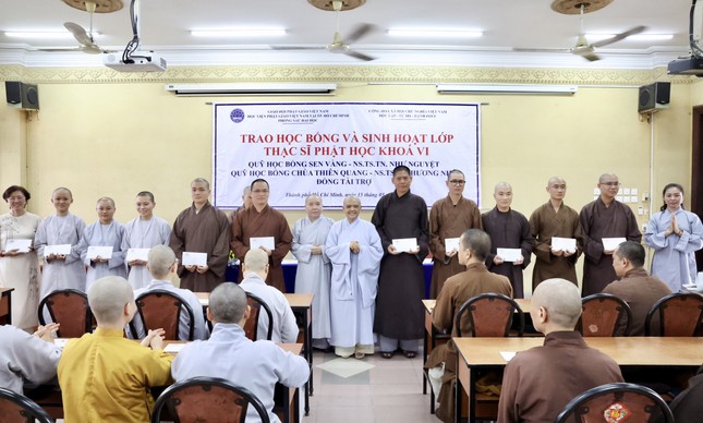 Ni sư Thích nữ Như Nguyệt và Ni sư Thích nữ Hương Nhũ trao 42 suất học bổng đến các học viên