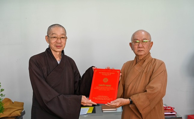 Hòa thượng Thích Hiển Đức trao quyết định đến Hòa thượng Thích Tịnh Thành Hòa thượng Thích Hiển Đức trao quyết định đến Hòa thượng Thích Tịnh Thành