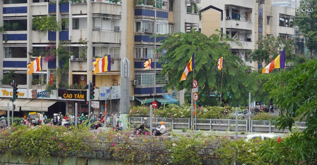 Cờ Phật giáo tung bay trên đường Lê Văn Sỹ