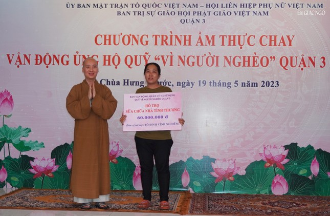 Thượng tọa Thích Nguyên Các, Phó trụ trì chùa Vĩnh Nghiêm trao ủng hộ sửa chữa một căn nhà tình thương