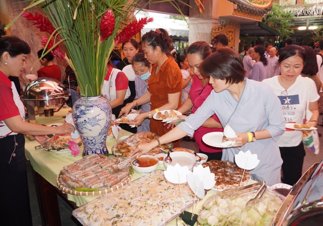 Tiệc chay gây quỹ tại chùa Hưng Phước, Q.3, TP.HCM chiều tối 19-5