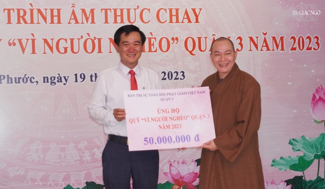 Thượng tọa Thích Thiện Bửu, Trưởng ban Trị sự GHPGVN Q.3 trao ủng hộ 50 triệu đồng đến quỹ &quot;Vì người nghèo&quot; của Q.3 do ông Huỳnh Gia Giang, Chủ tịch UBMTTQVN Q.3 đón nhận