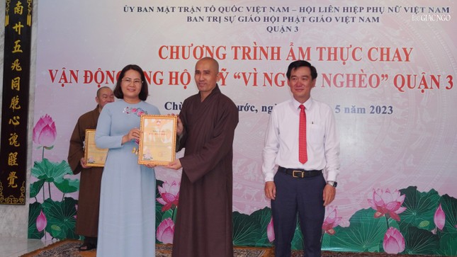 Bà Đoàn Thị Cẩm Tú, Chủ tịch Hội Liên hiệp Phụ nữ quận 3 trao thư cảm ơn đến Thượng tọa Thích Minh Trí, Phó trụ trì chùa Hưng Phước