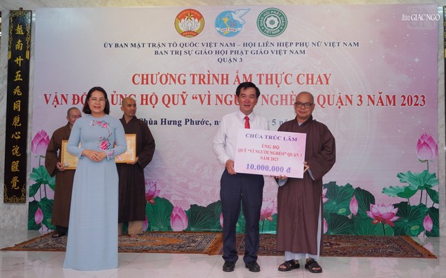 Đại đức Thích Thiện Châu, Phó Thường trực Ban Trị sự GHPGVN Q.3, trụ trì chùa Trúc Lâm ủng hộ 10 triệu đồng