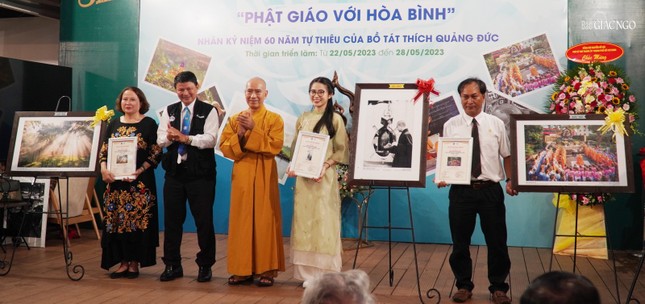 Ông Đoàn Hoài Trung và Hòa thượng Thích Tâm Đức trao giải đến các tác giả có tác phẩm đoạt giải nhất và nhì