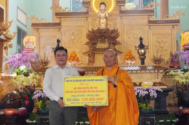 Phật giáo quận 4 trao 120 triệu đồng ủng hộ sinh viên khó khăn