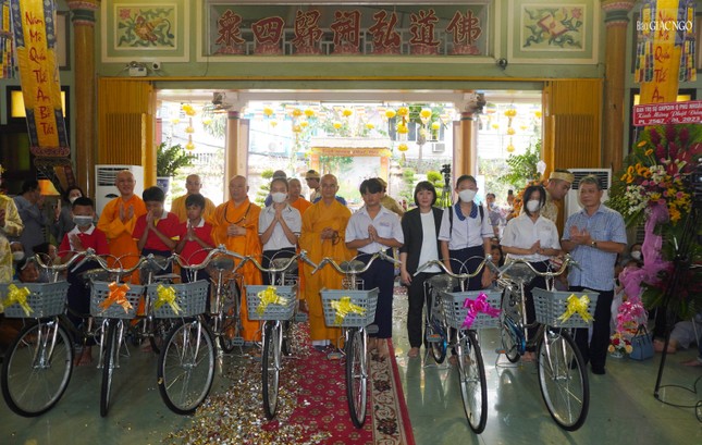 Tặng 25 xe đạp đến học sinh