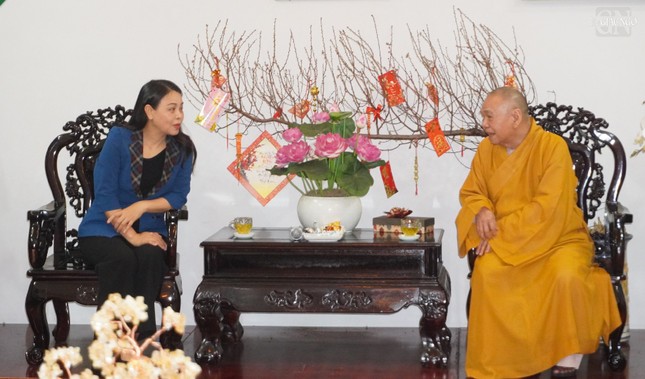 Hòa thượng Thích Thiện Pháp đón tiếp thân mật bà Nguyễn Thị Thu Hà Hòa thượng Thích Thiện Pháp đón tiếp thân mật bà Nguyễn Thị Thu Hà