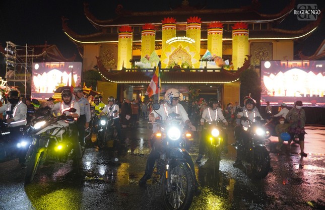 Đông Nghi và các thành viên trong nhóm mô-tô dẫn đoàn