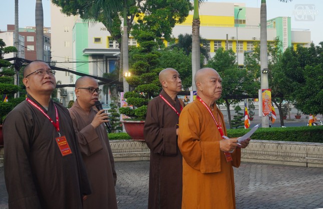 Chư tôn đức nghe thuyết trình về lễ đài