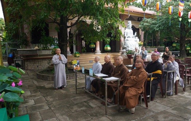 Thượng tọa Thích Quang Thạnh cùng thành viên đoàn 3 nghe thuyết trình lễ đài Phật giáo Q.12 tại chùa Vĩnh Phước