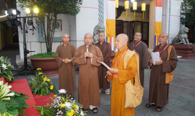 Hòa thượng Thích Nhựt Hỷ cùng thành viên chấm điểm lễ đài Phật giáo Q.10 tại tổ đình Ấn Quang