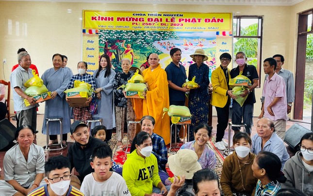 Chùa Thiên Nguyên tặng quà đến bà con địa phương Chùa Thiên Nguyên tặng quà đến bà con địa phương