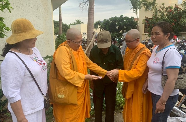 Chư Ni tịnh xá Ngọc Ân thăm hỏi người đến nhận quà Chư Ni tịnh xá Ngọc Ân thăm hỏi người đến nhận quà