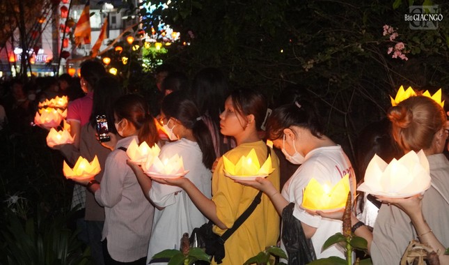 6.000 hoa đăng được chùa chuẩn bị sẵn cho Phật tử