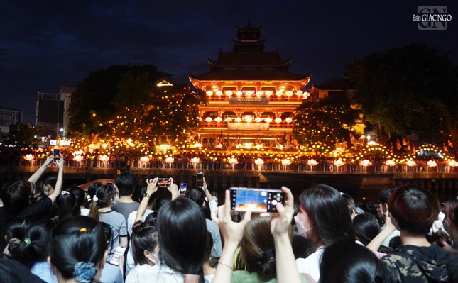 Từ bên kia bờ kênh Nhiêu Lộc mọi người hướng về chùa dự lễ