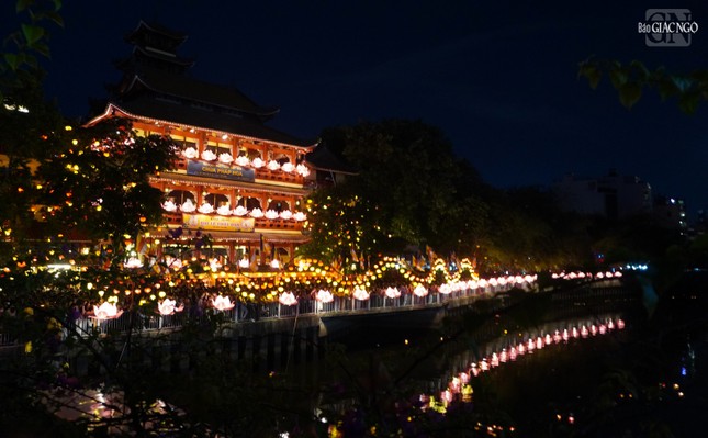 Hoa đăng từ từ được thả xuống dòng kênh Nhiêu Lộc