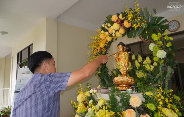 Lễ đài Tắm Phật tại sảnh trụ sở tòa soạn Báo Giác Ngộ