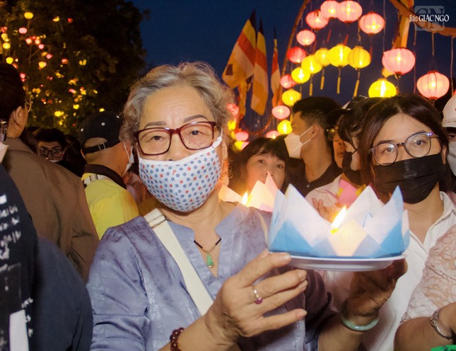 Nhiều người lơn tuổi cũng tham dự lễ