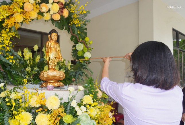 Bà Phạm Thị Yến Bình thực hiện nghi thức Tắm Phật