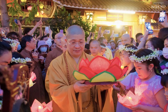 Thượng tọa Thích Quảng Minh, trụ trì chùa Pháp Hoa thực hiện nghi thức thả hoa đăng