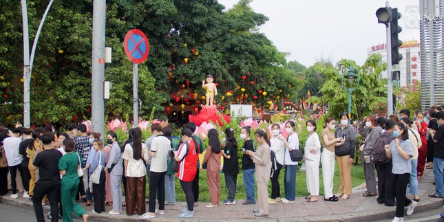 Dòng người xếp hàng để đi vào chùa Pháp Hoa lúc 17 giờ