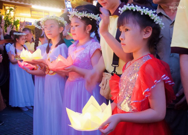 Các em nhỏ dự lễ hoa đăng