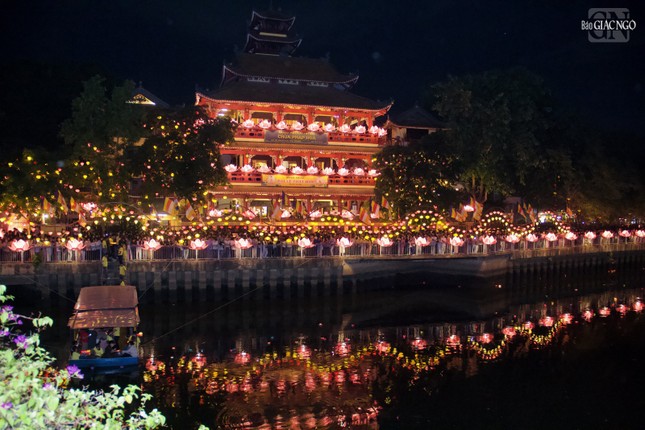 Đêm hoa đăng kính mừng Phật đản Phật lịch 2567 tại chùa Pháp Hoa, tối 12-4-Quý Mão