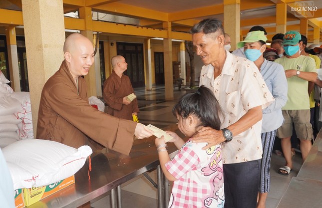 Mỗi phần quà gồm có 1 thùng mì, 10 kg gạo và 300 ngàn tiền mặt Mỗi phần quà gồm có 1 thùng mì, 10 kg gạo và 300 ngàn tiền mặt