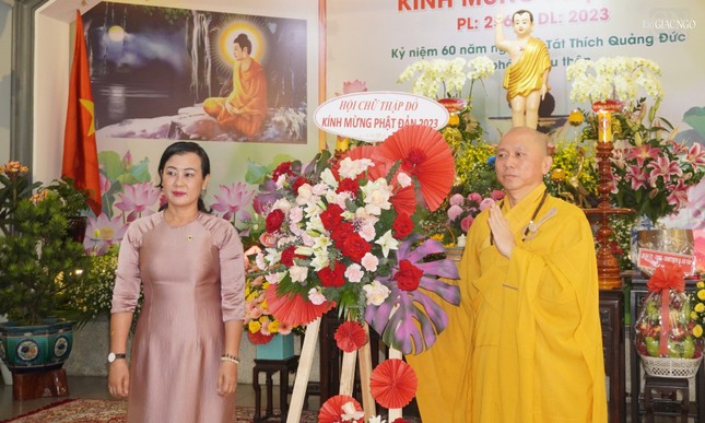 Lẵng hoa chúc mừng của Hội chữ Thập đỏ