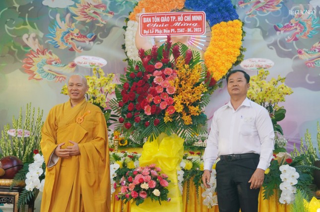 Ban Tôn giáo TP.HCM tặng lẵng hoa chúc mừng