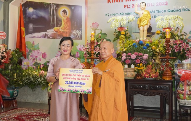 Trao ủng hộ quỹ học bổng của Hội chữ Thập đỏ quận