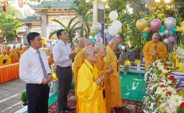 Chư tôn đức giáo phẩm và đại diện chính quyền dâng hương lễ Phật