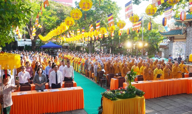 Đại diện chính quyền, cùng tôn giáo bạn và Tăng Ni Phật tử trang nghiêm lễ Khánh đản