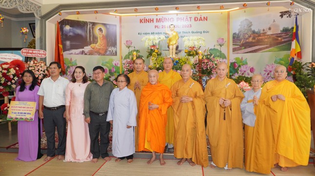 Các chùa và Phật tử trao ủng hộ xây dựng 6 căn nhà tình thương, mỗi căn 60 triệu đồng đến Quỹ &quot;Vì người nghèo&quot; của quận