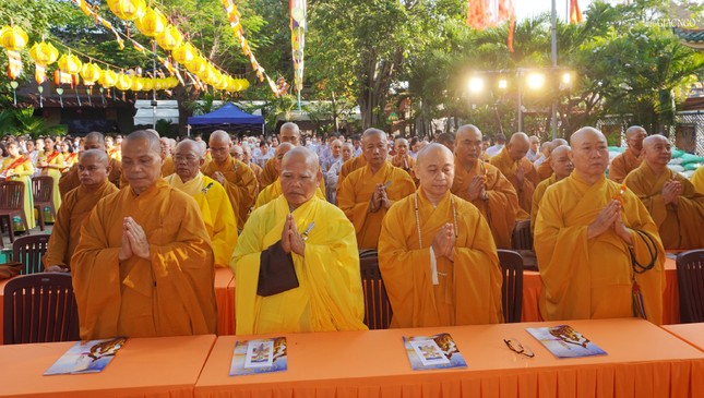 Chư tôn đức trong khóa lễ Khánh đản