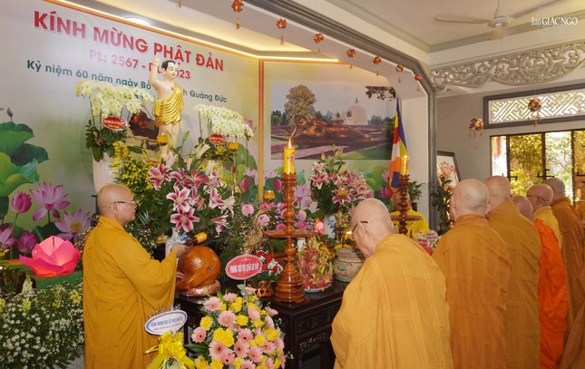 Niêm hương bạch Phật