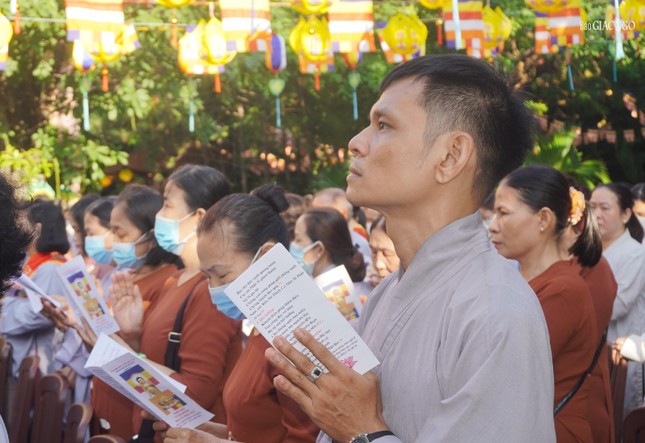 Phật tử trên địa bàn quận 12 về tham dự lễ