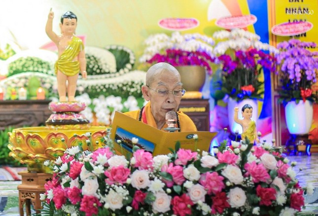Hòa thượng Thích Thiện Đức tại buổi lễ đã cung tuyên Thông điệp Đại lễ Phật đản Phật lịch 2567