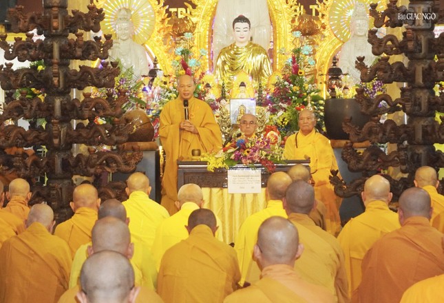 Thượng tọa Thích Trí Thường phát biểu sách tấn đến hành giả tại trường hạ chùa Quảng Đức Thượng tọa Thích Trí Thường phát biểu sách tấn đến hành giả tại trường hạ chùa Quảng Đức