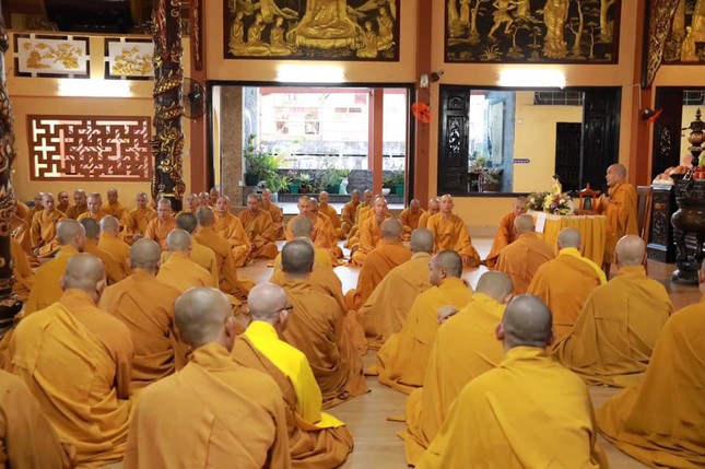 Hòa thượng Thích Minh Hiền sách tấn đến hành giả