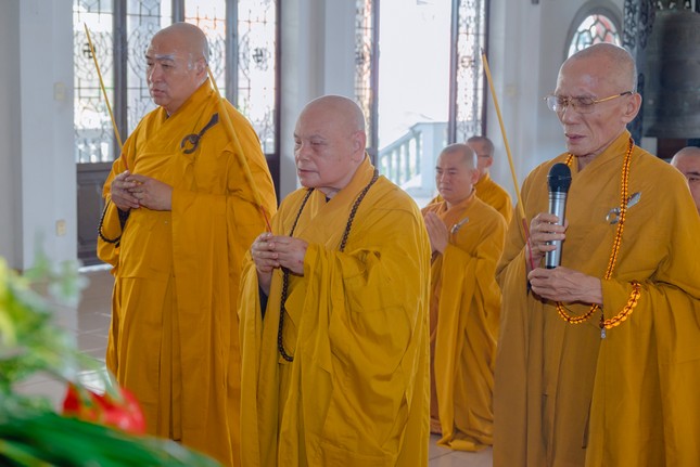 Chư tôn giáo phẩm niêm hương, bạch Phật