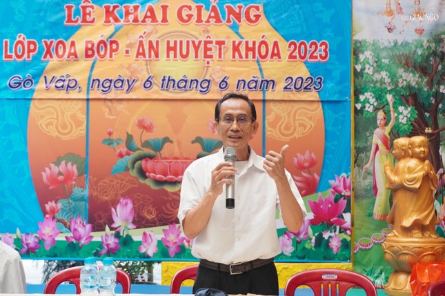 Bác sĩ Trần Văn Năm, Nguyên Viện trưởng Viện Y học Dân tộc TP.HCM chia sẻ tại buổi khai giảng