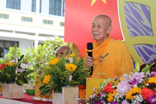 Trưởng lão Hòa thượng Thích Minh Trí ban đạo từ Trưởng lão Hòa thượng Thích Minh Trí ban đạo từ