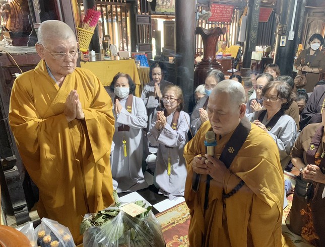 Đoàn dâng hương lễ Phật và tác bạch cúng dường Đoàn dâng hương lễ Phật và tác bạch cúng dường