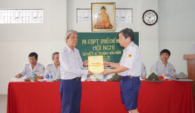 Huynh trưởng Thị Cư trao quyết định thành lập Ban Điều hành bậc Lực thuộc Phân ban Gia đình Phật tử TP.HCM do huynh trưởng Minh Thao Đặng Hữu Trí