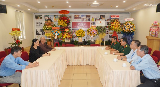 Đoàn đại diện Quận ủy, Ủy ban Nhân dân, Ủy ban MTTQVN, Ban Chỉ huy Quân sự Q.3 thăm, chúc mừng Báo Giác Ngộ nhân Ngày Báo chí 21-6