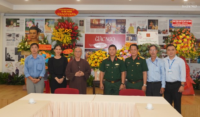 Đoàn đại diện Quận ủy, Ủy ban Nhân dân, Ủy ban MTTQVN Q.3, Ban Chỉ huy Quân sự Q.3 thăm, chúc mừng Báo Giác Ngộ